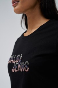 T-SHIRT MIT BRANDING