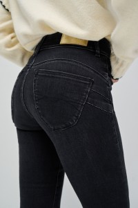 SECRET PUSH IN BOOTCUT JEANS