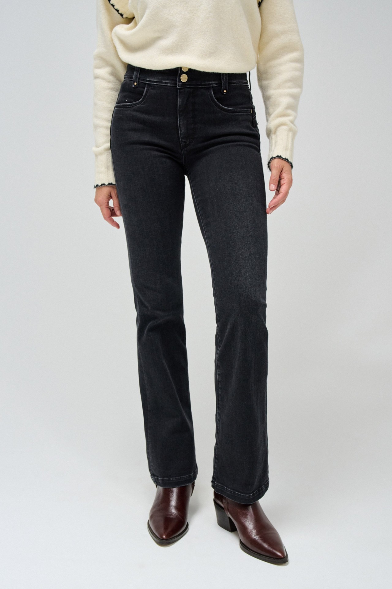 SECRET PUSH IN BOOTCUT JEANS