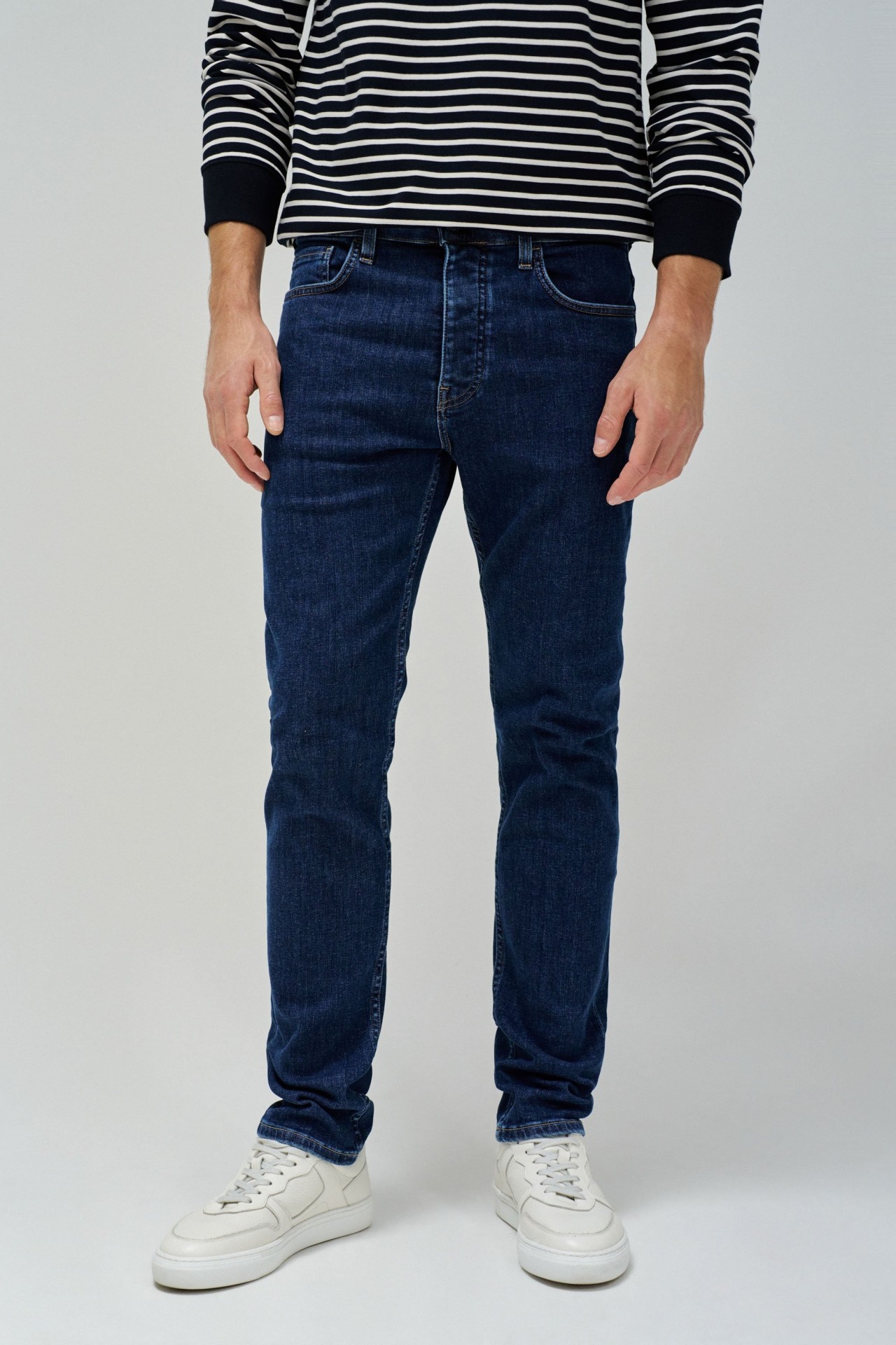 SLIM FIT JEANS