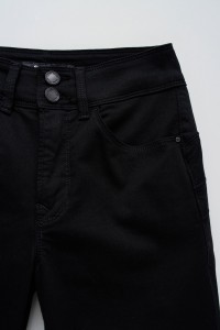 SECRET PUSH IN BOOTCUT JEANS