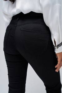 SECRET PUSH IN BOOTCUT JEANS