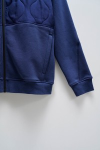 CHAQUETA CON MEZCLA DE MATERIALES