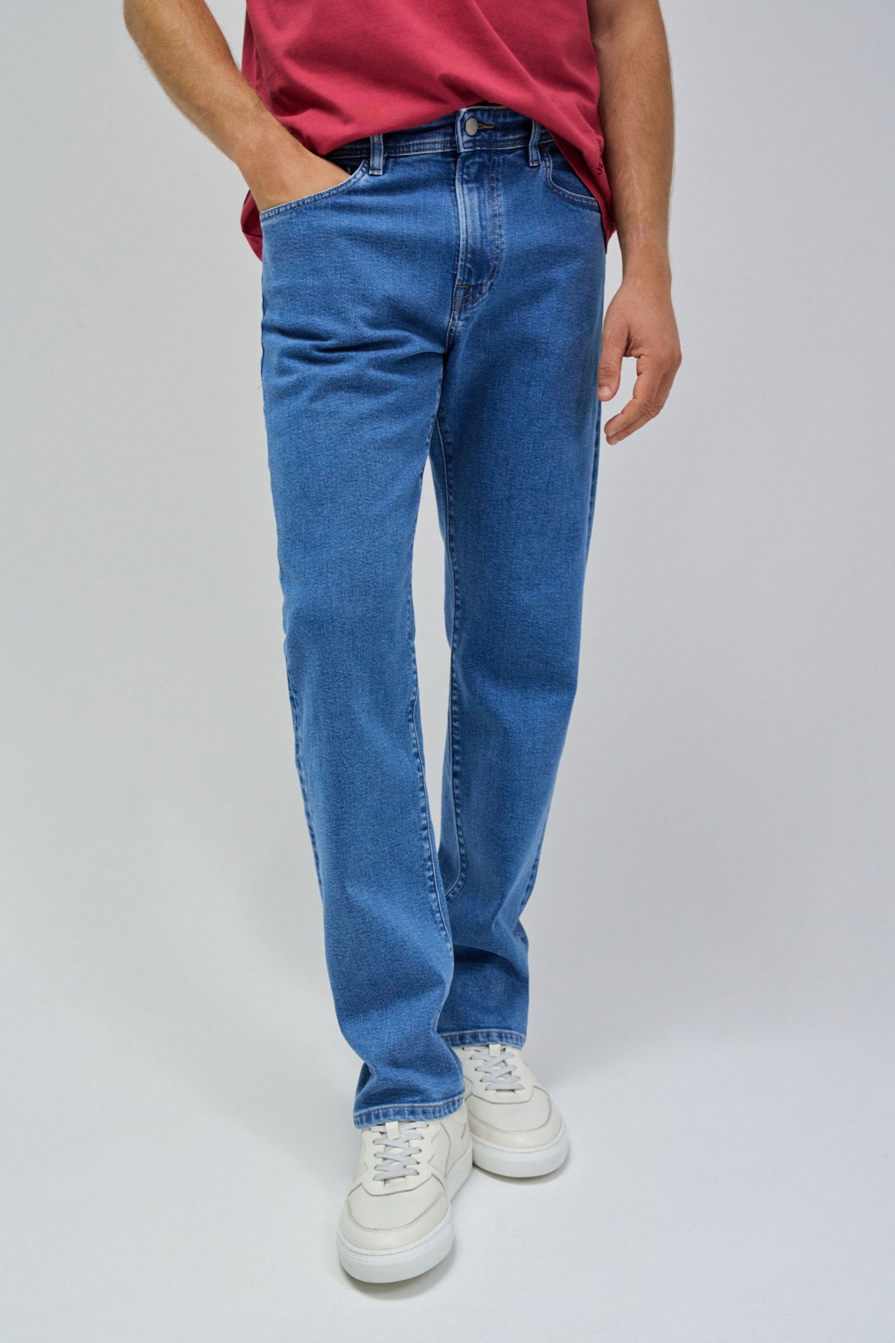 STRAIGHT FIT JEANS