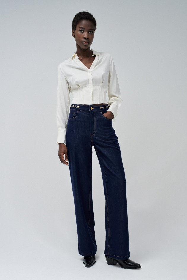 HOSE IN LIGHTDENIM MIT WEITEM BEIN