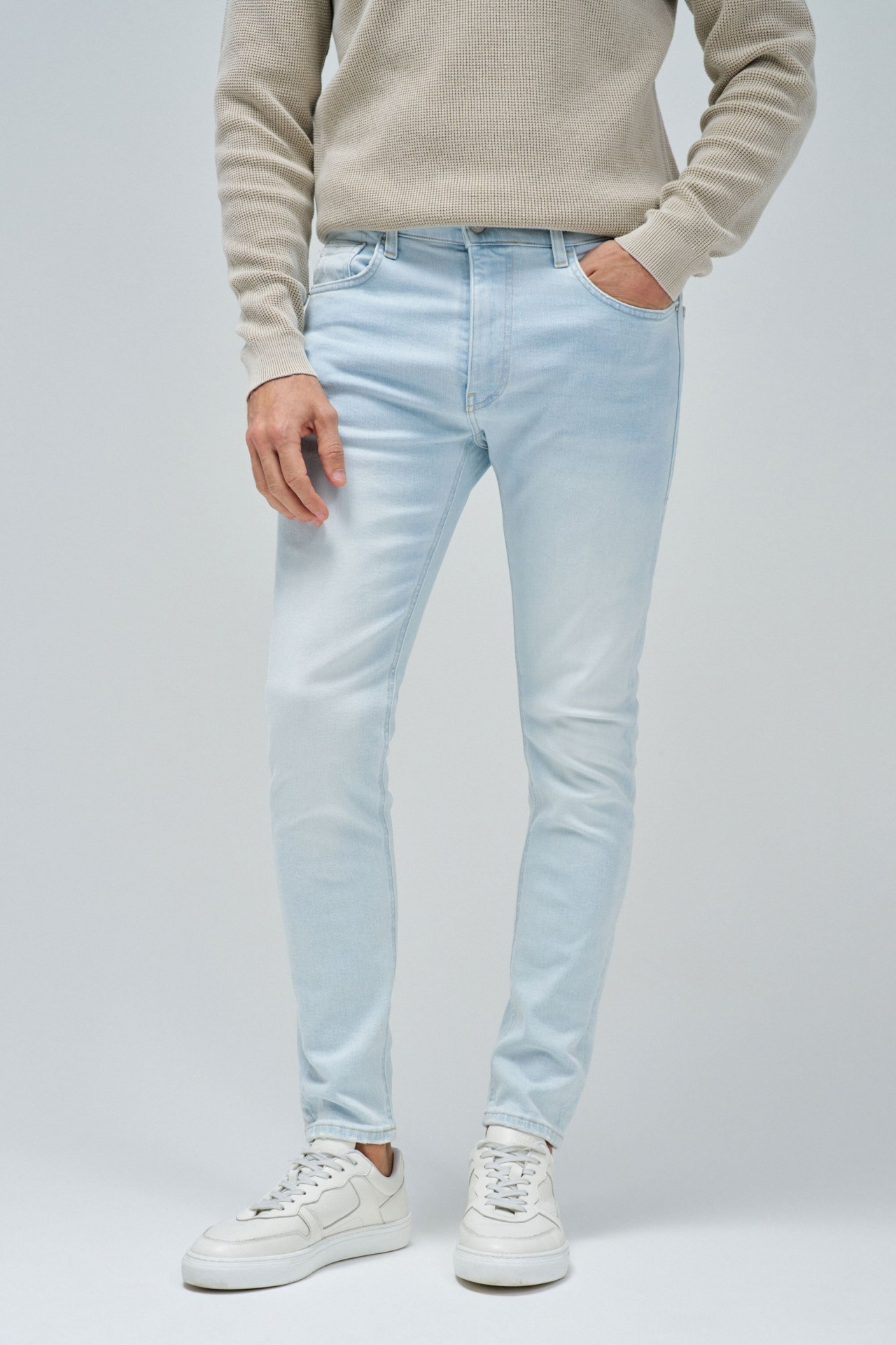 SKINNY FIT JEANS