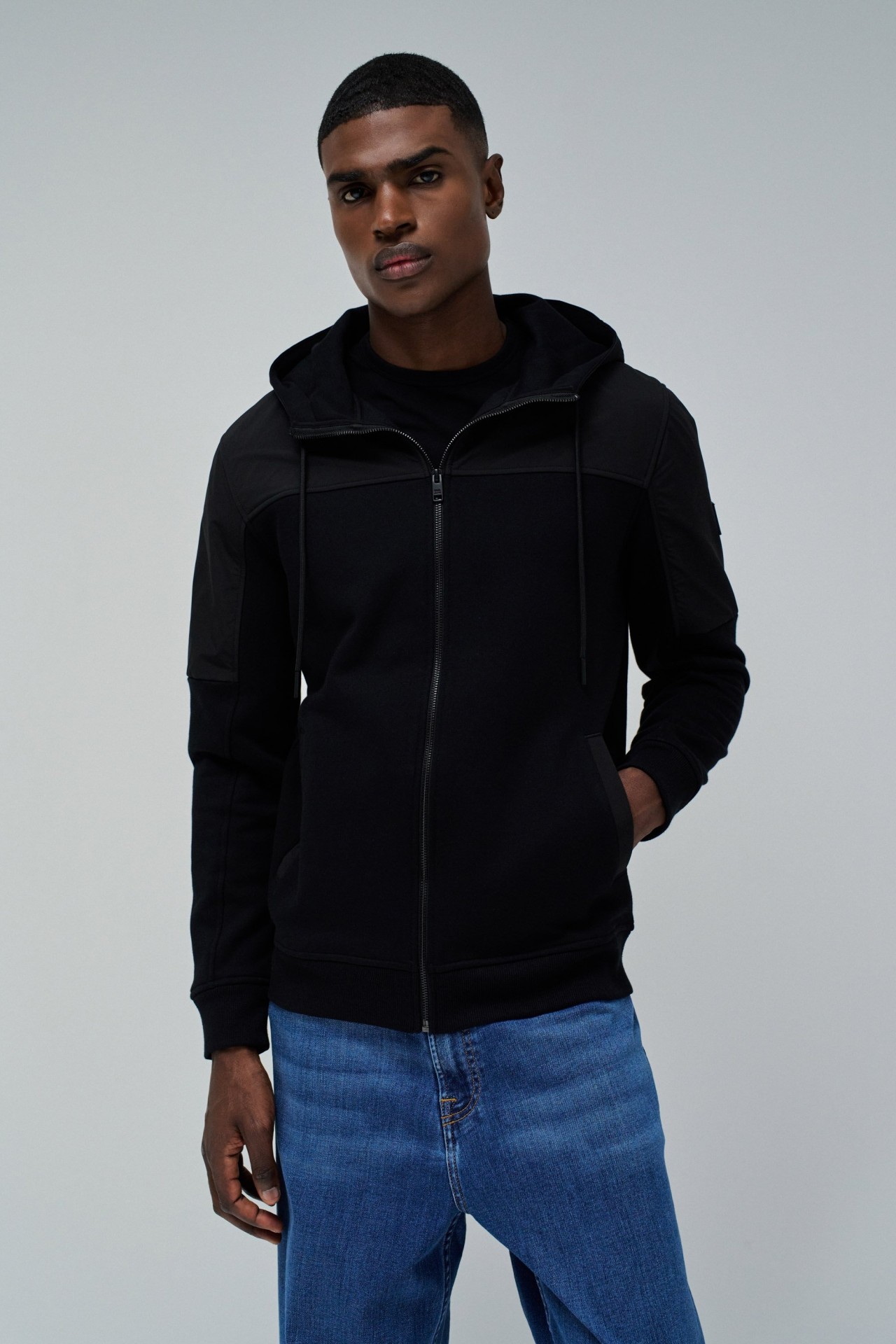 CHAQUETA CON MEZCLA DE MATERIALES