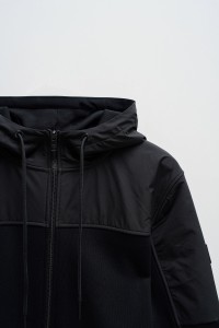 CHAQUETA CON MEZCLA DE MATERIALES