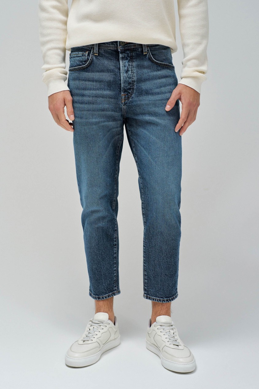 TAPERED FIT JEANS