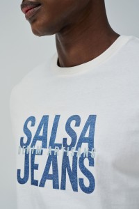 T-SHIRT MIT BRANDING