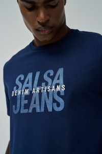 T-SHIRT MIT BRANDING
