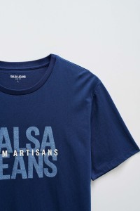 T-SHIRT MIT BRANDING