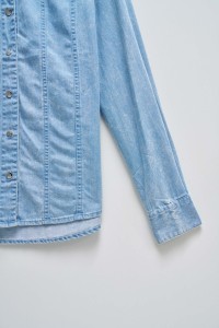 CAMISA LIGHTDENIM COM EFEITOS DE LAVAGEM