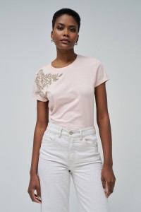CAMISETA CON APLICACIONES BRILLANTES
