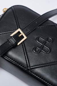 BOLSO BANDOLERA CON ESTAMPADO ACOLCHADO
