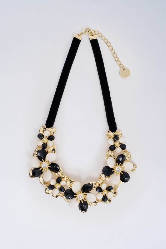 COLLAR CON CINTA DE VELVET Y FLORES