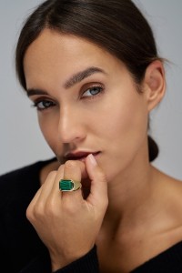 BAGUE AVEC PIERRE RECTANGULAIRE