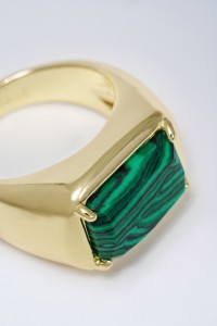 BAGUE AVEC PIERRE RECTANGULAIRE