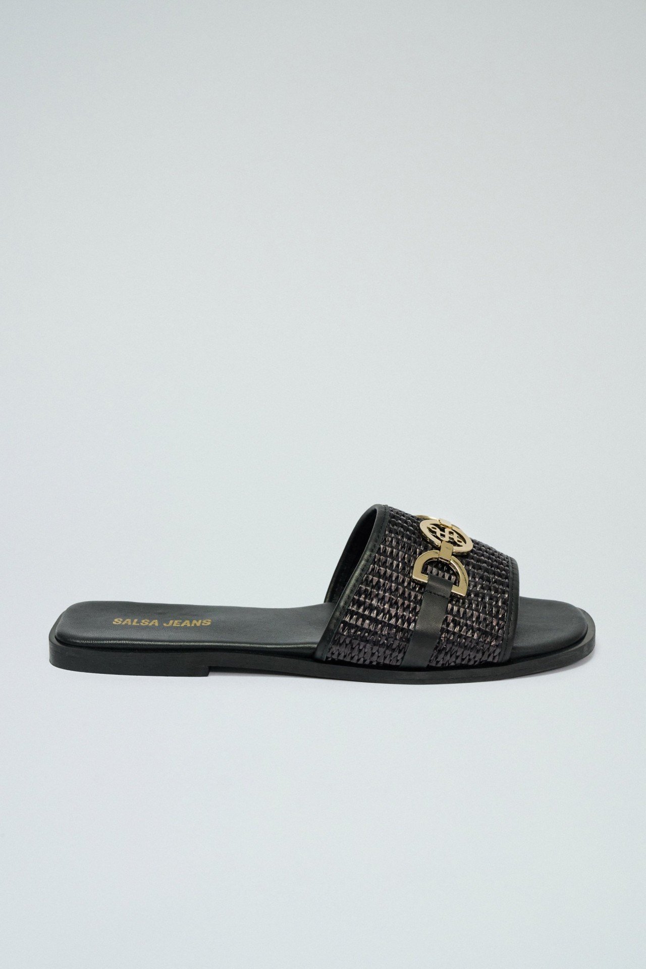 FLACHE SANDALEN AUS LEDER MIT RAFFIA