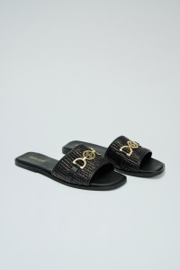 FLACHE SANDALEN AUS LEDER MIT RAFFIA