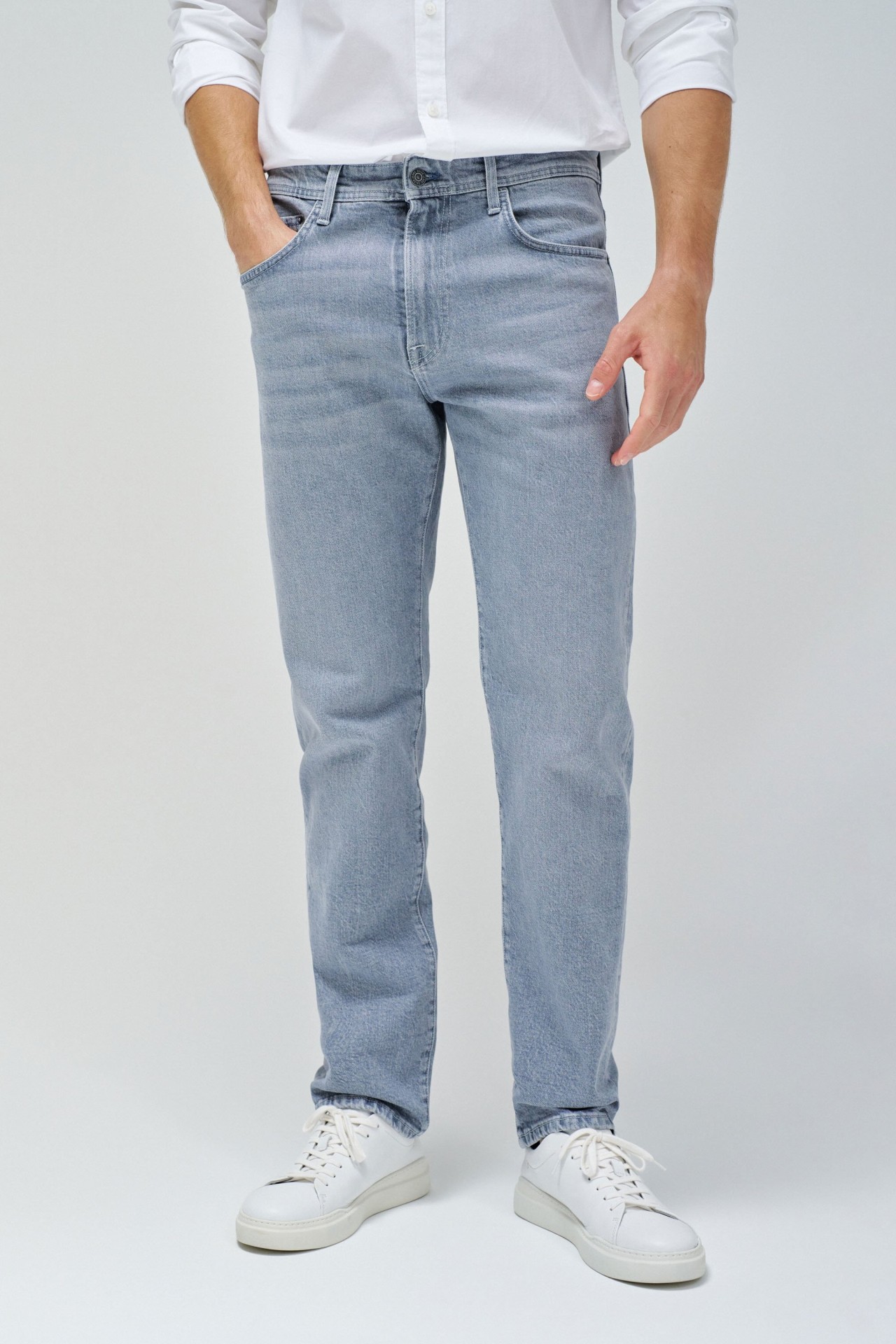 STRAIGHT FIT JEANS