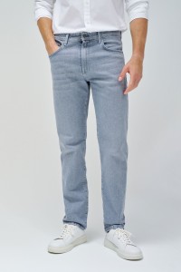 STRAIGHT FIT JEANS