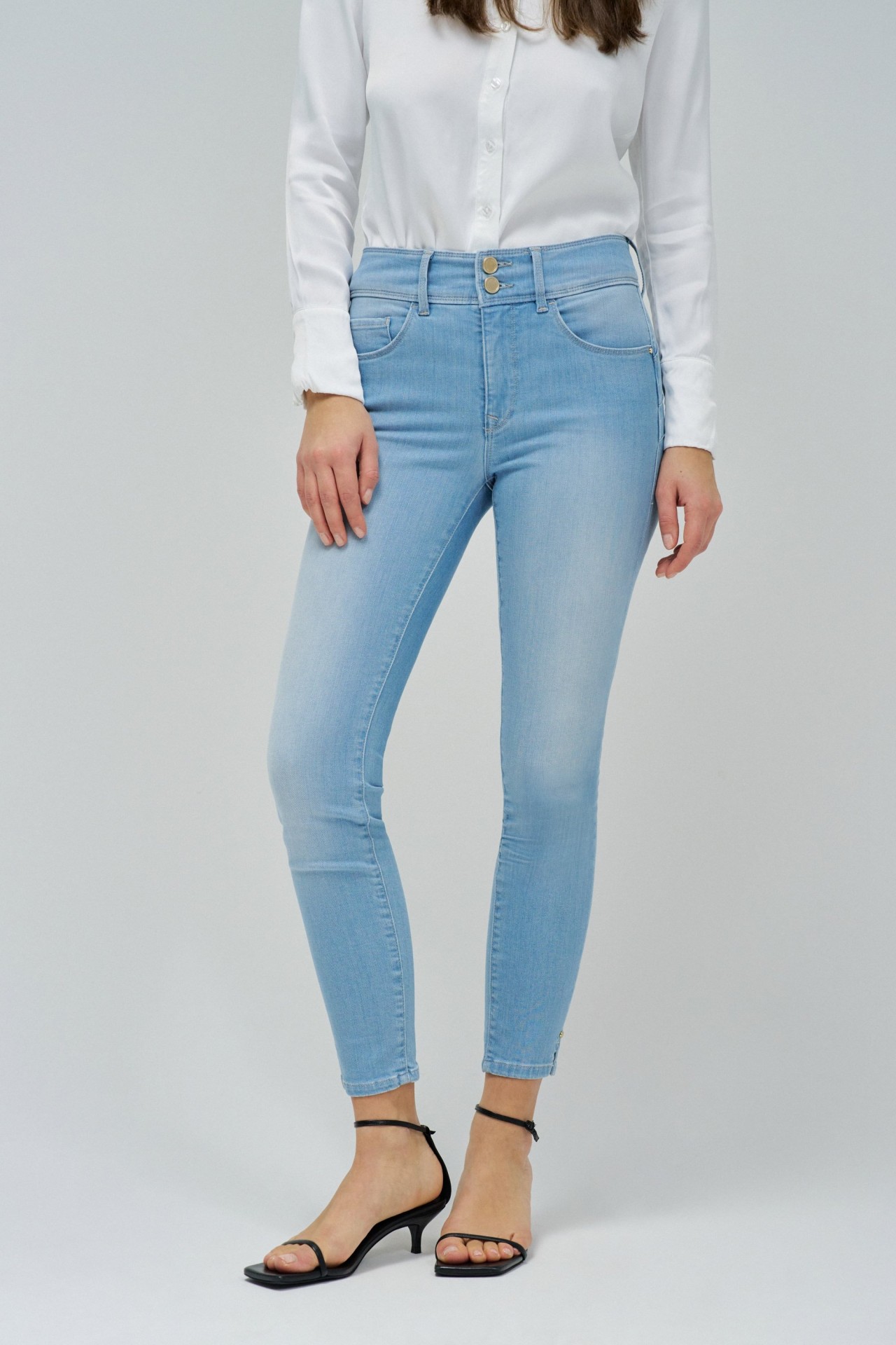 SECRET PUSH IN CROPPED SKINNY JEANS