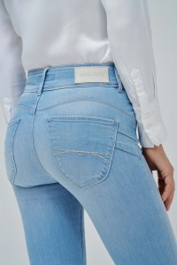 SECRET PUSH IN CROPPED SKINNY JEANS
