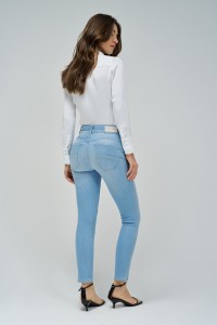 SECRET PUSH IN CROPPED SKINNY JEANS