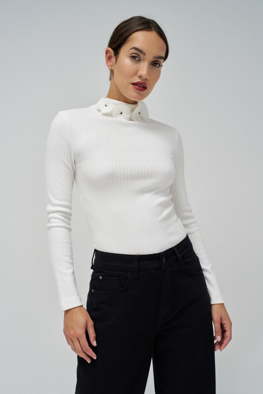 JUMPER WITH FLOWER DETAIL ON THE NECK