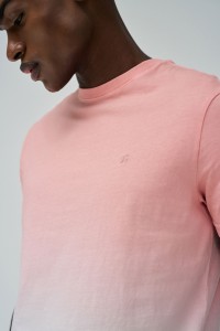 CAMISETA CON EFECTO DEGRADADO