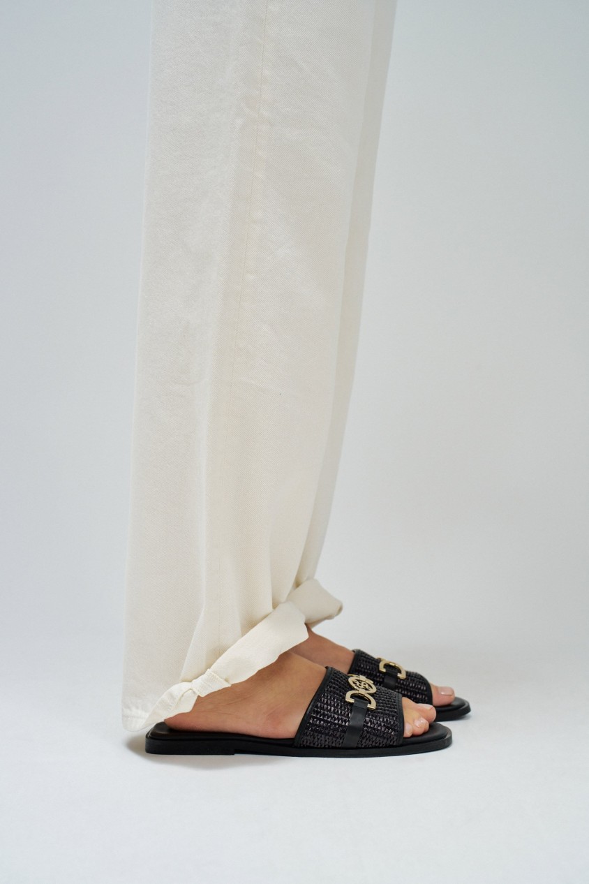 FLACHE SANDALEN AUS LEDER MIT RAFFIA