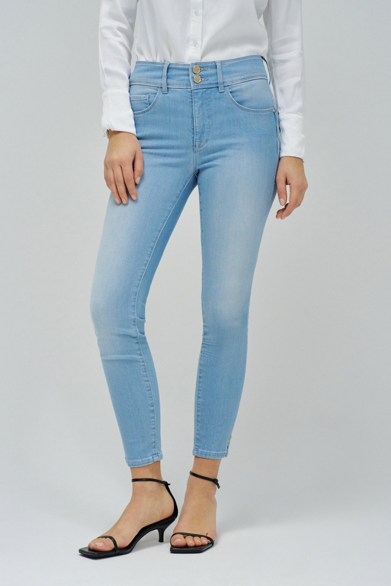 SECRET PUSH IN CROPPED SKINNY JEANS