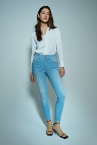 SECRET PUSH IN CROPPED SKINNY JEANS
