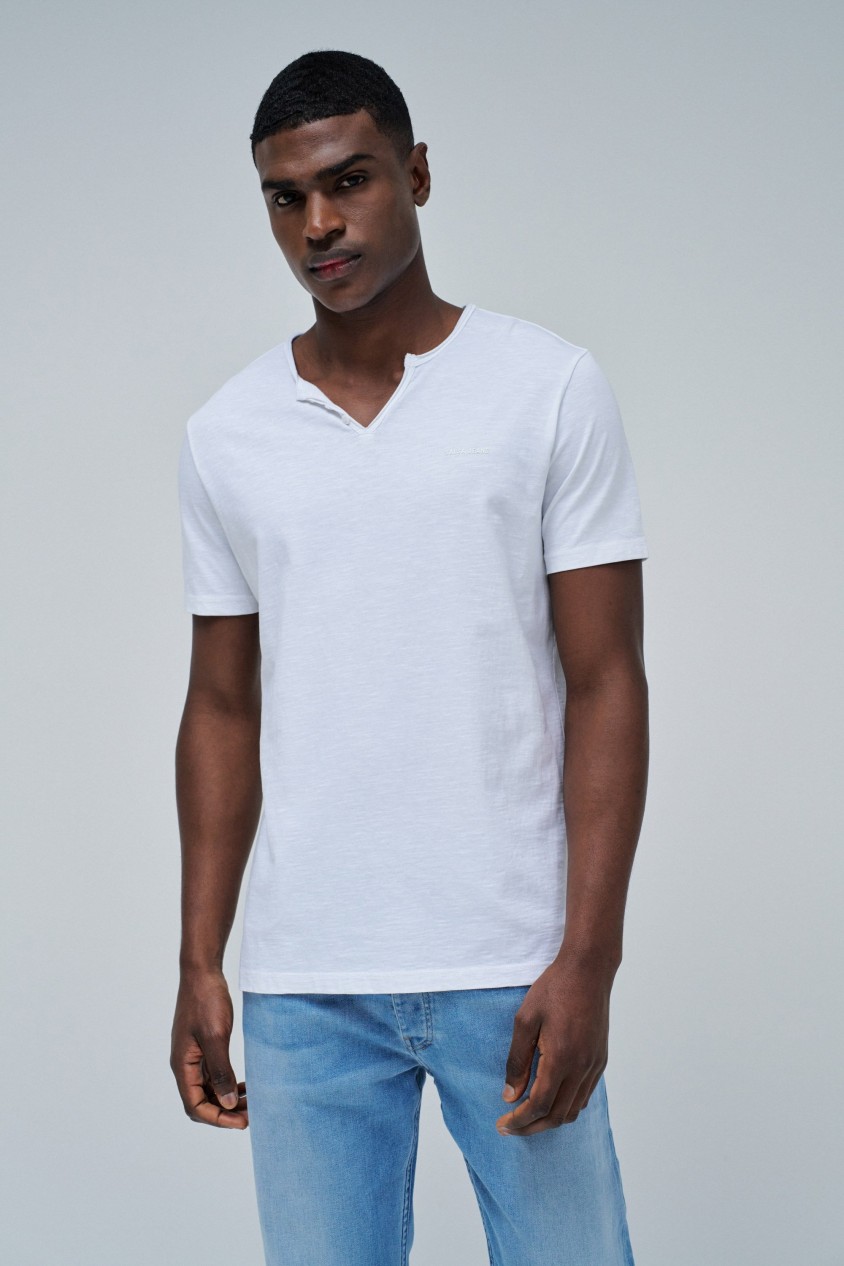 T-SHIRT MIT MARKENAUFDRUCK