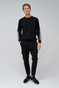 SUDADERA CON RAYAS EN LAS MANGAS