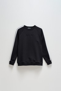 SUDADERA CON RAYAS EN LAS MANGAS