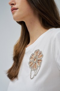 CAMISETA CON RECORTE FLORAL