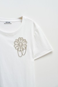 CAMISETA CON RECORTE FLORAL