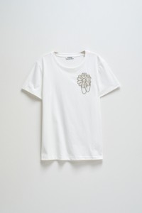 CAMISETA CON RECORTE FLORAL