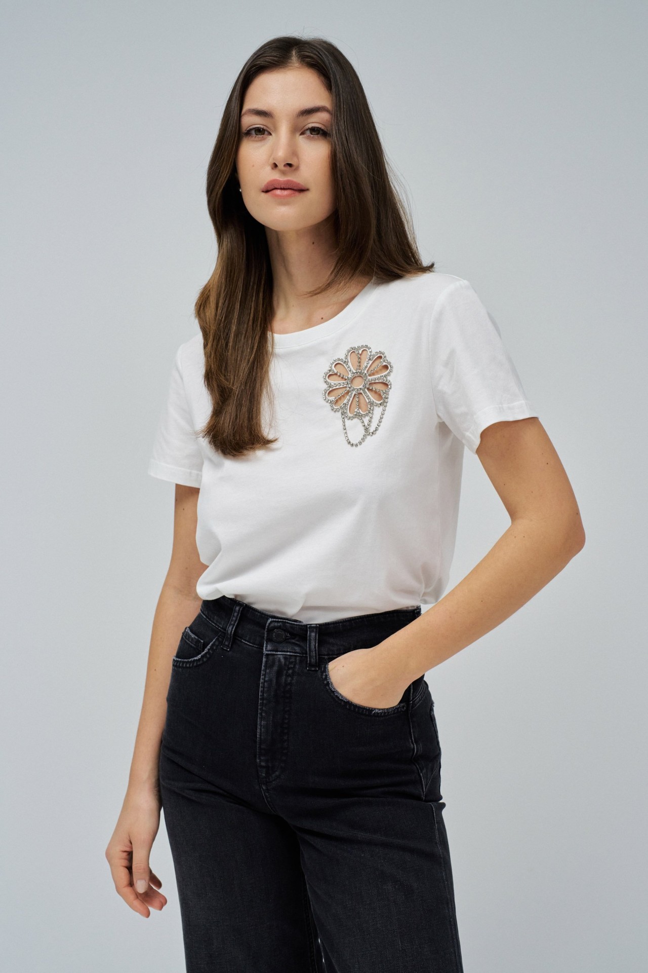 CAMISETA CON RECORTE FLORAL