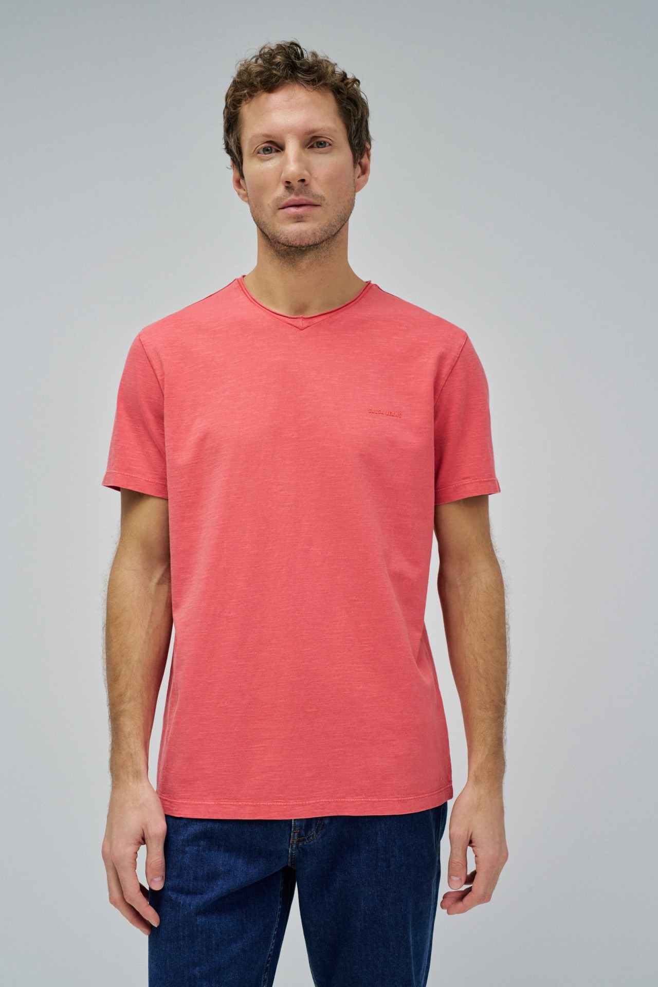T-SHIRT MIT FRBE- UND MARKENLOGO