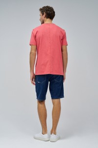 T-SHIRT MIT FRBE- UND MARKENLOGO