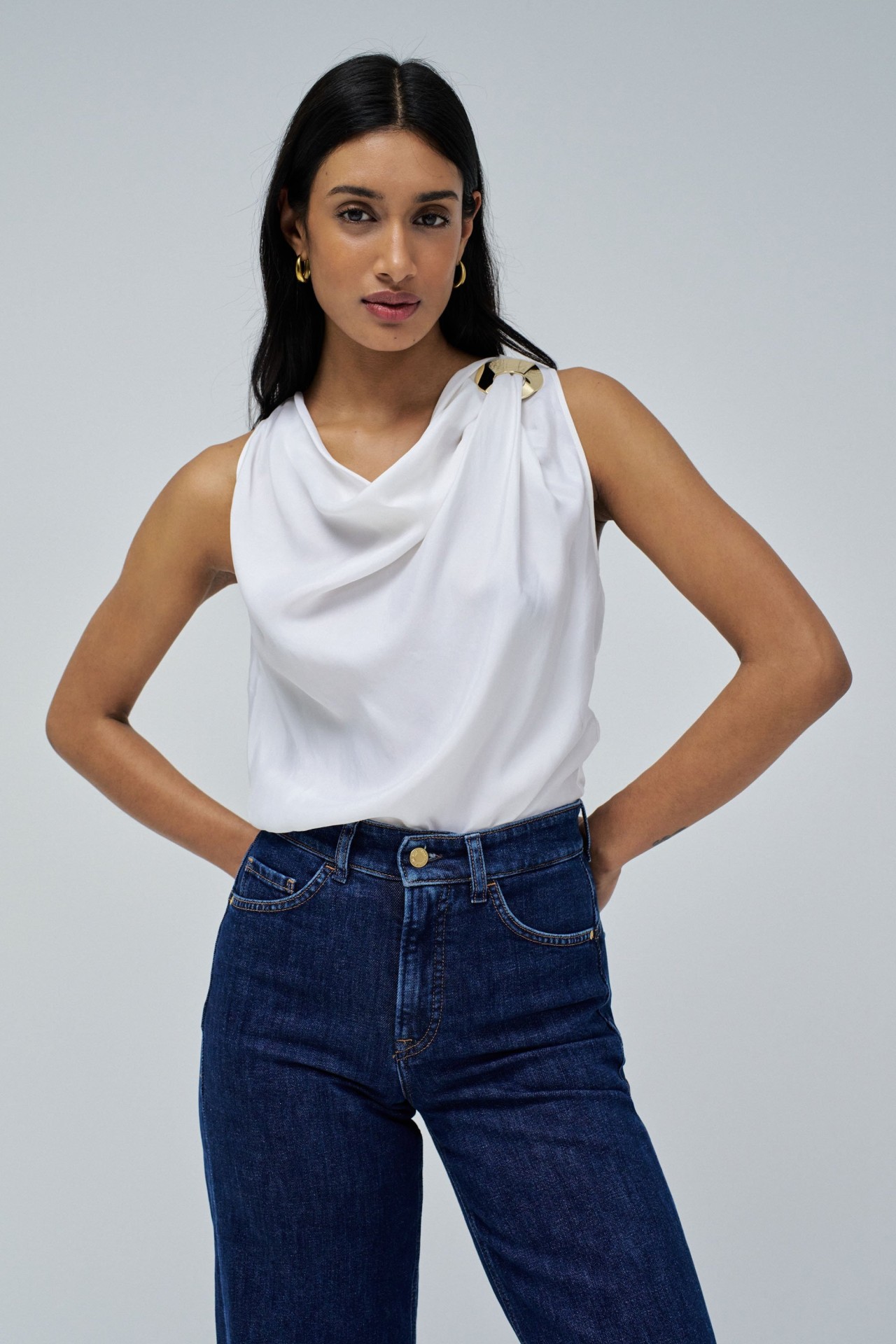 TOP DRAPEADO COM DETALHE METLICO