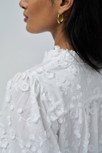 BLUSA COM BORDADOS