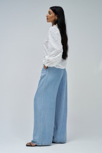 BLUSA COM BORDADOS