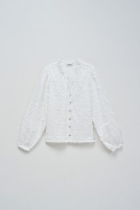 BLUSA COM BORDADOS