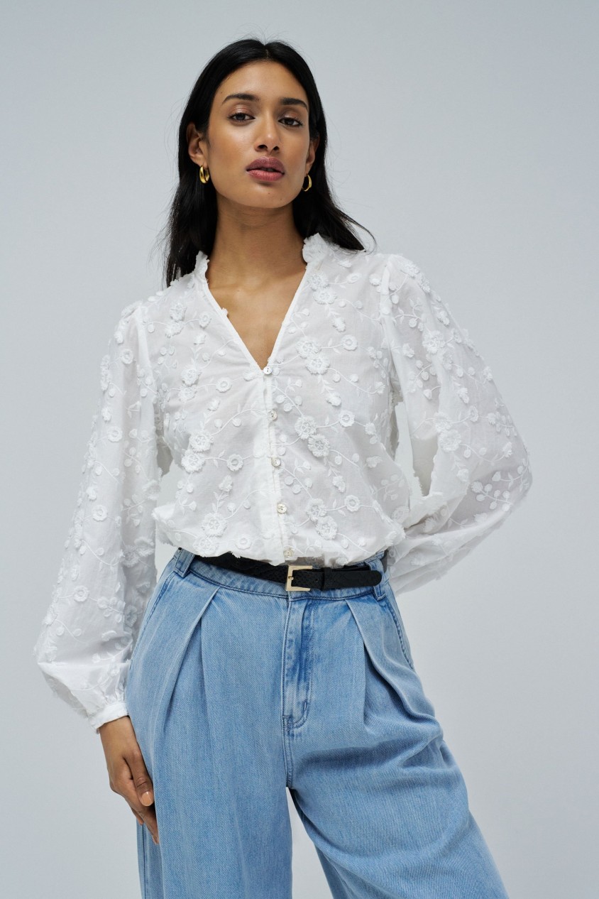 BLUSA CON BORDADOS