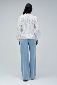 BLUSA COM BORDADOS
