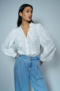 BLUSA COM BORDADOS